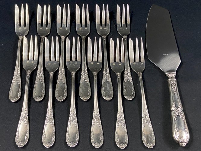 Service à dessert en métal argenté de style Louis XVI 12 fourchettes 1 pelle