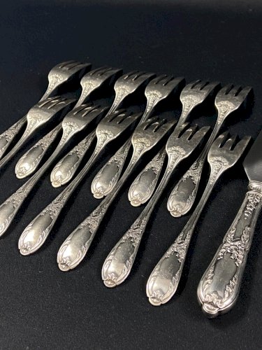 Service à dessert en métal argenté de style Louis XVI 12 fourchettes 1 pelle
