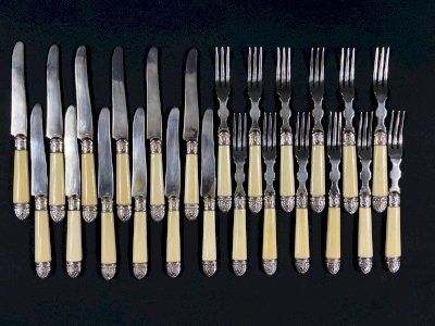 Service à dessert style Restauration 12 couteaux 12 fourchettes viroles argent