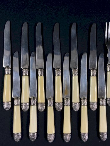 Service à dessert style Restauration 12 couteaux 12 fourchettes viroles argent