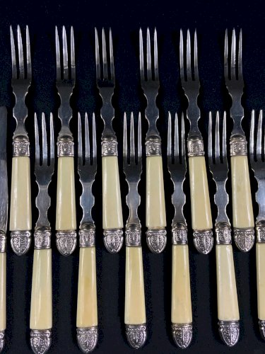 Service à dessert style Restauration 12 couteaux 12 fourchettes viroles argent