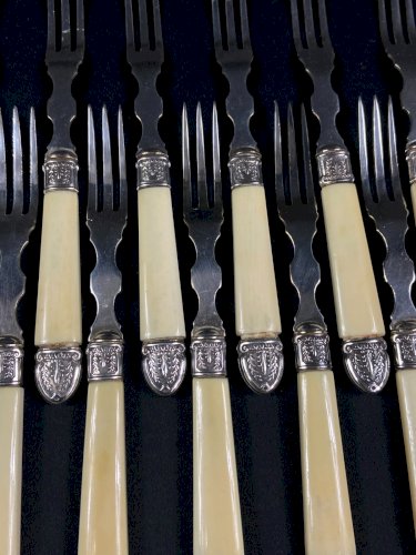 Service à dessert style Restauration 12 couteaux 12 fourchettes viroles argent