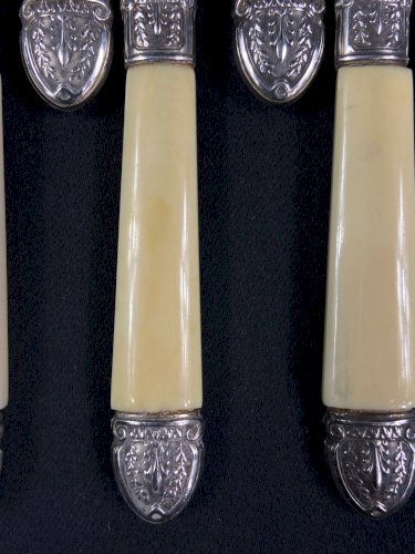 Service à dessert style Restauration 12 couteaux 12 fourchettes viroles argent