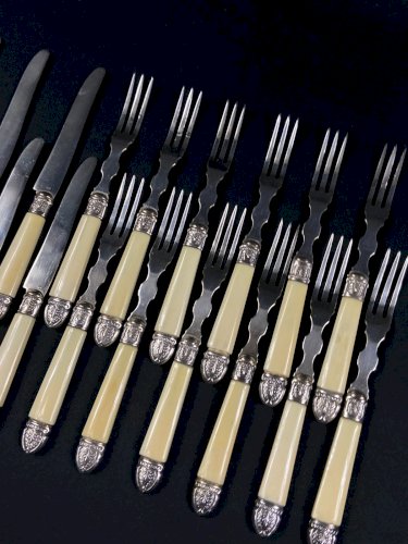 Service à dessert style Restauration 12 couteaux 12 fourchettes viroles argent