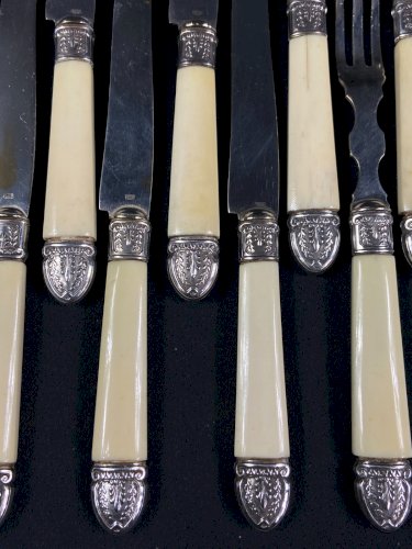Service à dessert style Restauration 12 couteaux 12 fourchettes viroles argent
