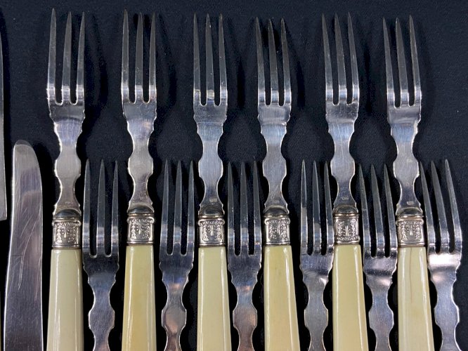 Service à dessert style Restauration 12 couteaux 12 fourchettes viroles argent