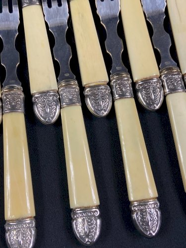 Service à dessert style Restauration 12 couteaux 12 fourchettes viroles argent
