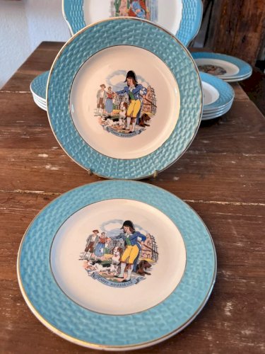 Service à gâteaux 12 assiettes et plat Badonviller thème chansons enfantines