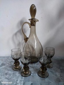 Service à liqueur avec carafe et 4 petits verres en verre teinte année 60-70 en bon etat