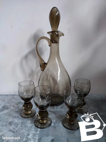 Service à liqueur avec carafe et 4 petits verres en verre teinte année 60-70 en bon etat