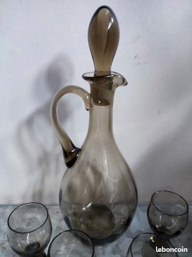 Service à liqueur avec carafe et 4 petits verres en verre teinte année 60-70 en bon etat(made in chiner)