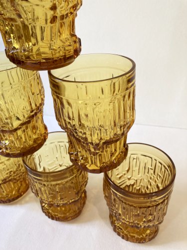 Service à orangeade en verre ambré texturé