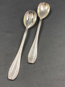 Service à salade en métal argenté signé ERCUIS