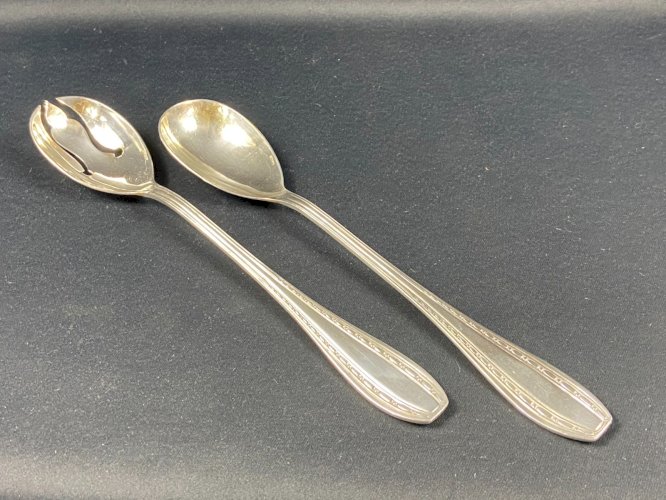 Service à salade en métal argenté signé ERCUIS