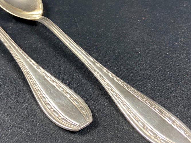 Service à salade en métal argenté signé ERCUIS