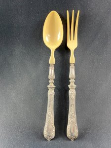 Service à salade manches argent Régence décor aux têtes d'angelots