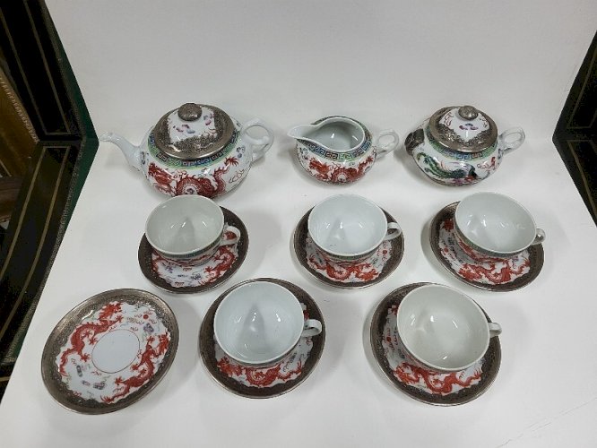 SERVICE A THE ASIATIQUE EN PORCELAINE ET ARGENT MASSIF DE 14 PIECES
