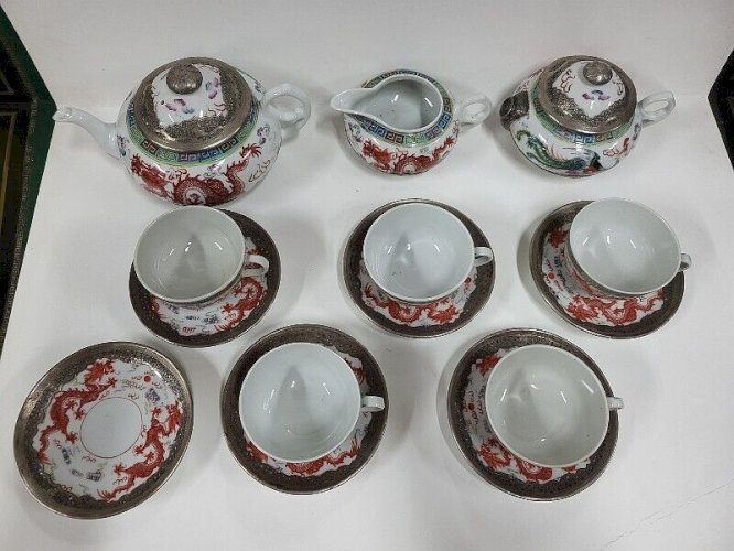SERVICE A THE ASIATIQUE EN PORCELAINE ET ARGENT MASSIF DE 14 PIECES