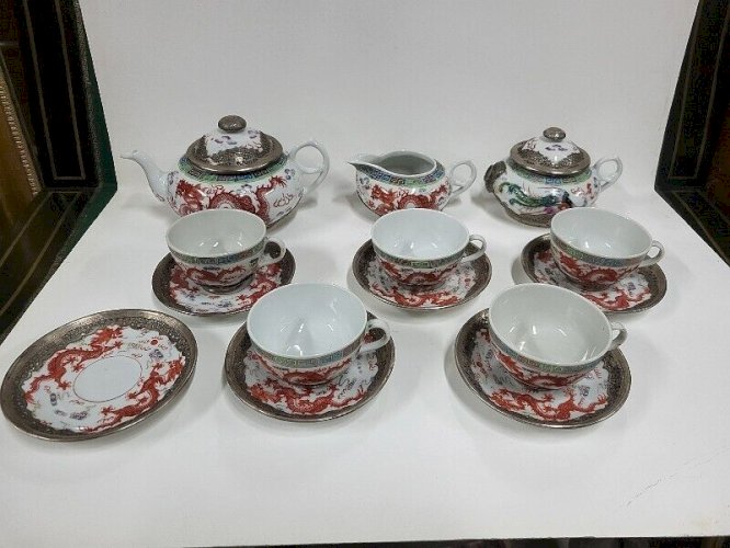 SERVICE A THE ASIATIQUE EN PORCELAINE ET ARGENT MASSIF DE 14 PIECES