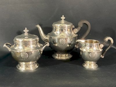 Silver-plated metal tea service with shell decoration, Louis XV coffee pot, sugar bowl...