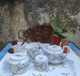 Service à thé, café en Porcelaine fine Mehun décor aux barbeaux