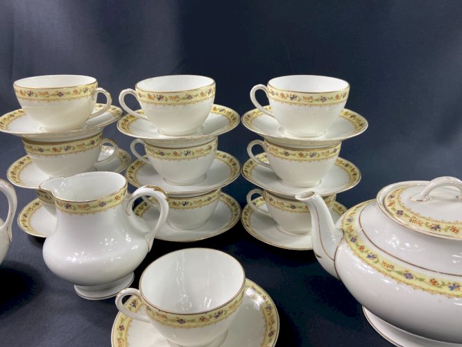 Service à thé porcelaine de Limoges Bernardaud Théière sucrier pot à lait tasses