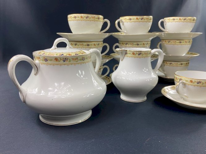 Service à thé porcelaine de Limoges Bernardaud Théière sucrier pot à lait tasses