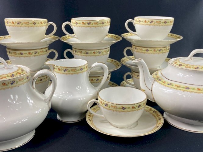 Service à thé porcelaine de Limoges Bernardaud Théière sucrier pot à lait tasses