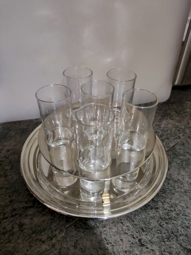 Service à vodka avec son support en métal