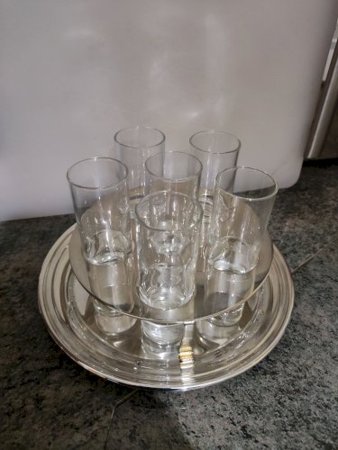 Service à vodka avec son support en métal