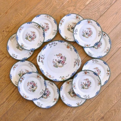 Service ancien de 1930 en porcelaine au décor oiseaux, papillons et coq