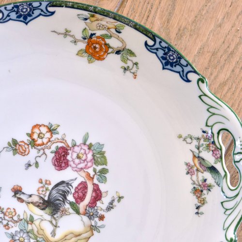 Service ancien de 1930 en porcelaine au décor oiseaux, papillons et coq