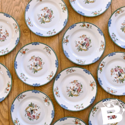 Service ancien de 1930 en porcelaine au décor oiseaux, papillons et coq