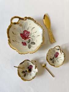 Service beurrier, salière, poivrière en porcelaine de Révol, années 1960