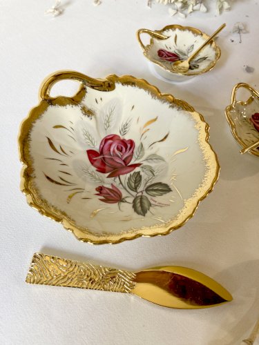 Service beurrier, salière, poivrière en porcelaine de Révol, années 1960