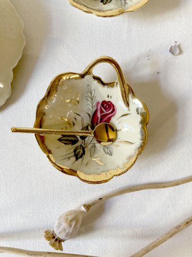 Service beurrier, salière, poivrière en porcelaine de Révol, années 1960