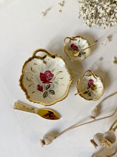 Service beurrier, salière, poivrière en porcelaine de Révol, années 1960