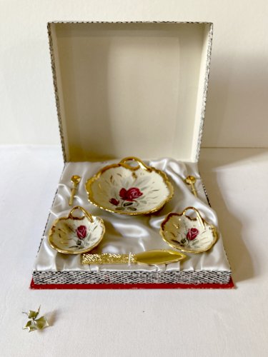 Service beurrier, salière, poivrière en porcelaine de Révol, années 1960