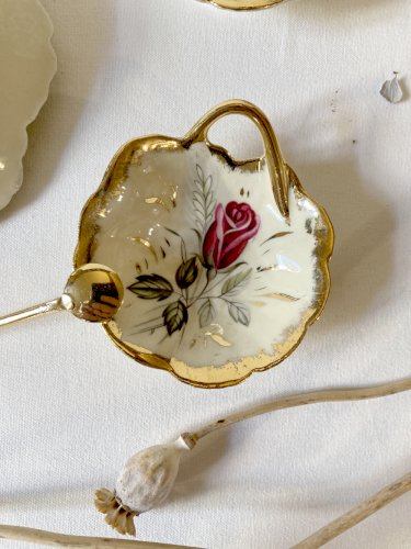 Service beurrier, salière, poivrière en porcelaine de Révol, années 1960