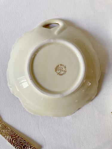 Service beurrier, salière, poivrière en porcelaine de Révol, années 1960