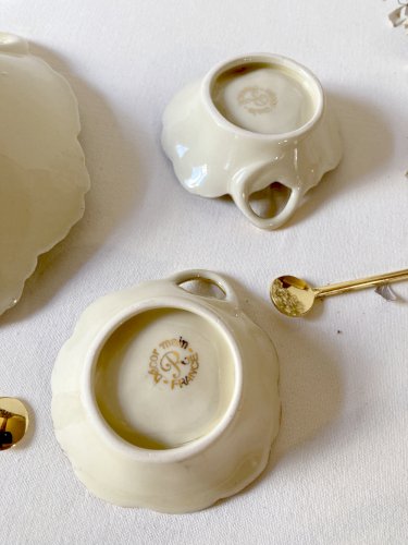 Service beurrier, salière, poivrière en porcelaine de Révol, années 1960