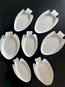 Service dassiettes et plat en porcelaine poisson