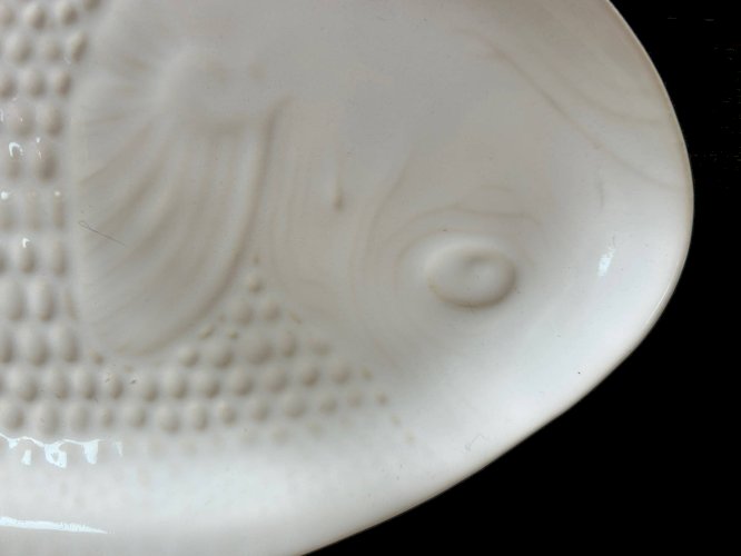 Service dassiettes et plat en porcelaine poisson