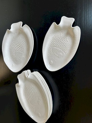 Service dassiettes et plat en porcelaine poisson