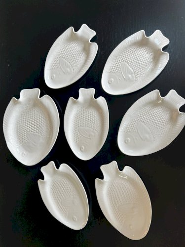 Service dassiettes et plat en porcelaine poisson