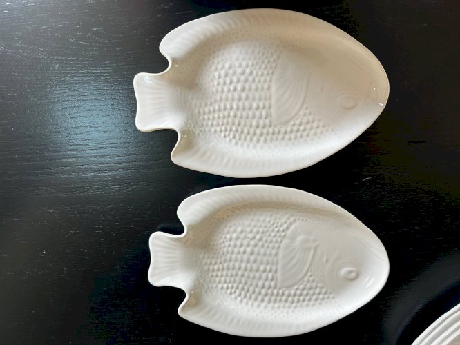 Service dassiettes et plat en porcelaine poisson