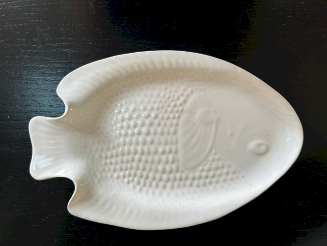Service dassiettes et plat en porcelaine poisson