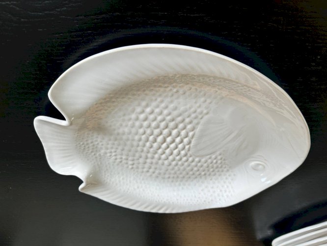 Service dassiettes et plat en porcelaine poisson