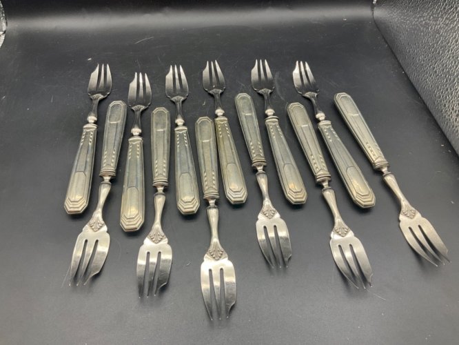 Service de 12 Fourchettes a gâteau modèle art déco .