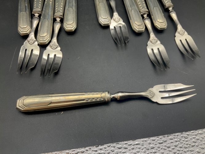 Service de 12 Fourchettes a gâteau modèle art déco .